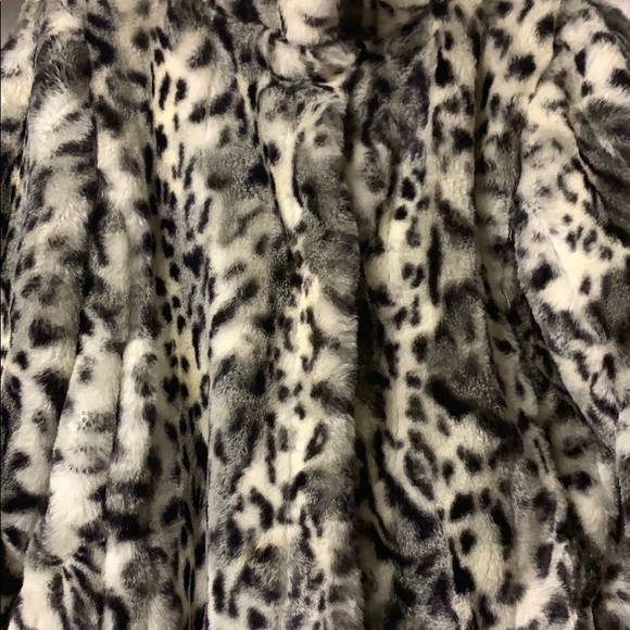 Fully lined nearly new snow leopard faux fur coat - Picture 2 of 2